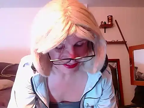 LorenJade online show from June 13, 2026, 8:01 am