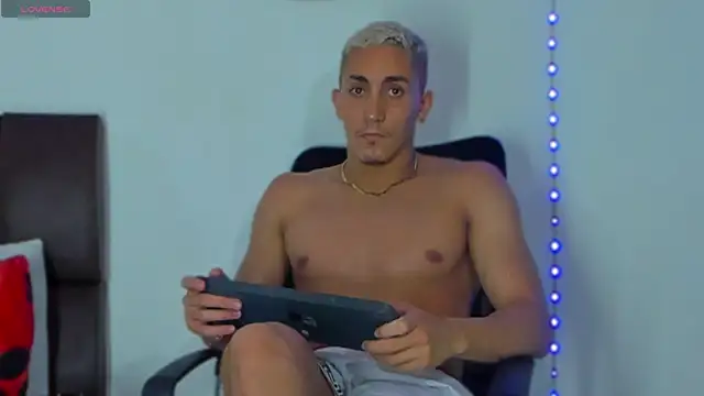 Snapshot of MikeRoss7777 chatting on March 17, 2025, 1:57 am MikeRoss7777 online show from March 17, 2025, 1:57 am