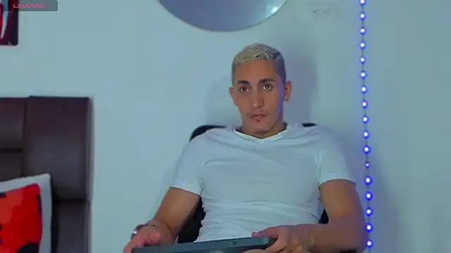 Snapshot of MikeRoss7777 chatting on March 16, 2025, 10:53 pm MikeRoss7777 online show from March 16, 2025, 10:53 pm