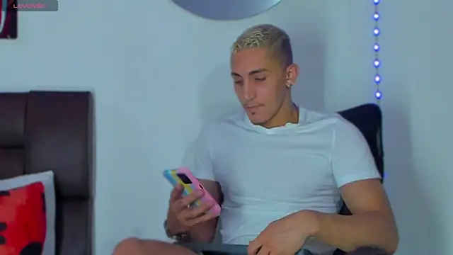 Snapshot of MikeRoss7777 chatting on March 17, 2025, 5:01 am MikeRoss7777 online show from March 17, 2025, 5:01 am