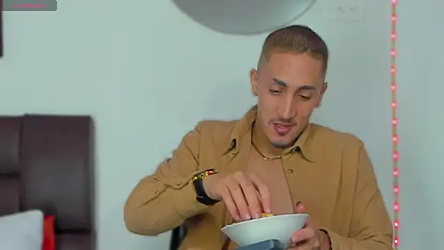 Snapshot of MikeRoss7777 chatting on September 18, 2025, 1:36 pm MikeRoss7777 online show from September 18, 2025, 1:36 pm