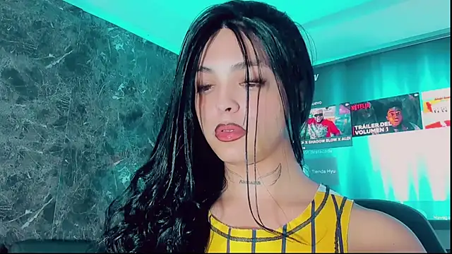 Emmaa Saenz  online show from November 25, 2025, 7:25 pm