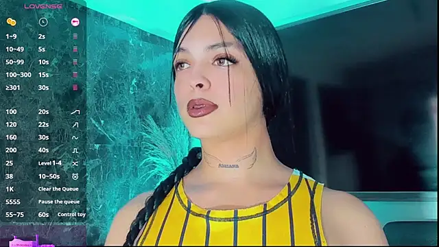 Emmaa Saenz  online show from October 8, 2025, 10:32 pm