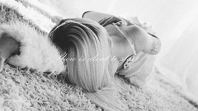 misschloe   online show from September 12, 2025, 12:33 am