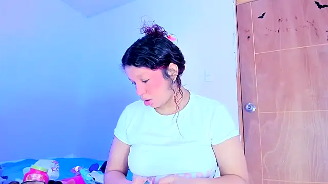 Snapshot of Emily_Coper18 chatting on June 2, 2026, 1:44 pm Emily Coper18 online show from June 2, 2026, 1:44 pm