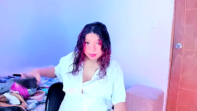 Snapshot of Emily_Coper18 chatting on June 13, 2026, 2:15 pm Emily Coper18 online show from June 13, 2026, 2:15 pm