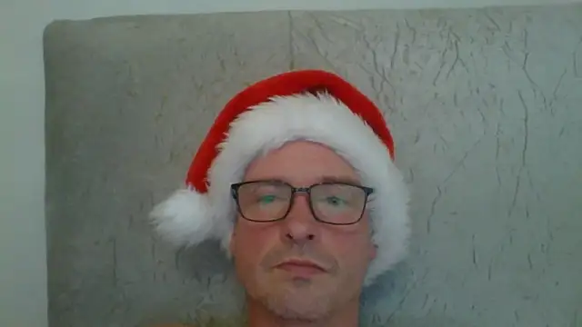 Snapshot of mrtickle0025 chatting on December 17, 2025, 10:31 am mrtickle0025 online show from December 17, 2025, 10:31 am