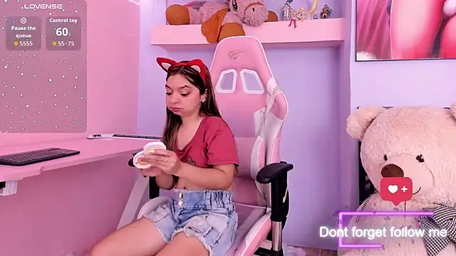 CharlotteMuller online show from July 17, 2026, 8:50 pm