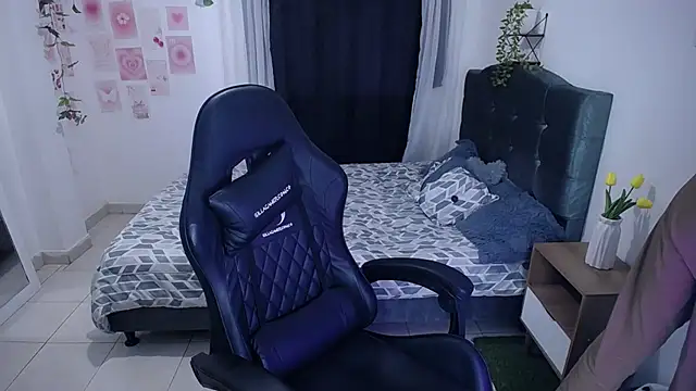 IsaBaileys  online show from July 8, 2026, 11:38 pm