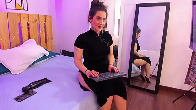 emily amaya online show from June 17, 2026, 8:19 pm