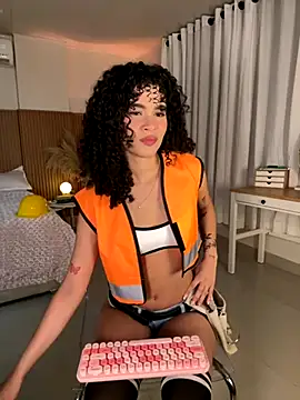 Lianh Benett online show from November 16, 2025, 6:51 am