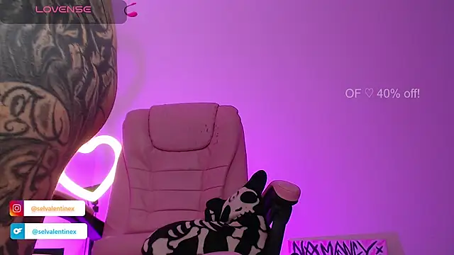 selvalentinex online show from September 18, 2025, 4:48 am