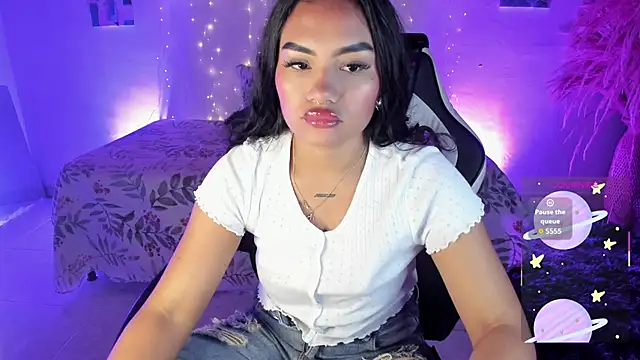 Snapshot of Riana_Kean chatting on December 19, 2025, 1:09 am Riana Kean online show from December 19, 2025, 1:09 am