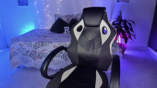 Snapshot of Riana_Kean chatting on November 15, 2025, 4:27 am Riana Kean online show from November 15, 2025, 4:27 am