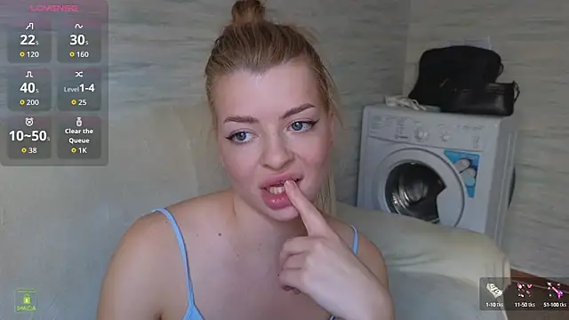 RinaBlondie online show from September 25, 2025, 2:23 pm