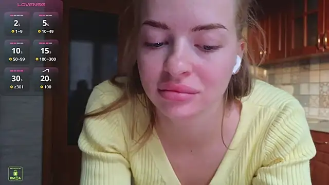 RinaBlondie online show from September 22, 2025, 3:40 pm