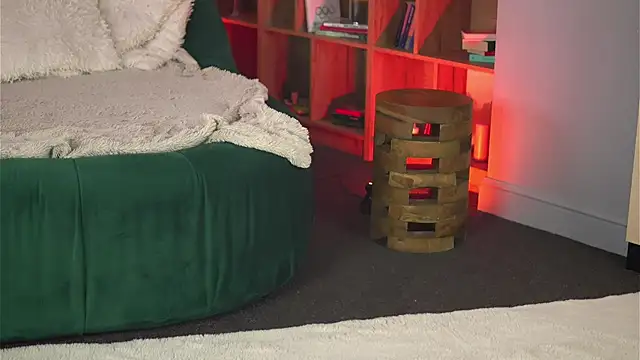 KellyMathews online show from May 6, 2026, 2:04 am