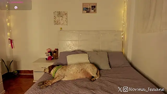 Norma-Jeaane online show from October 4, 2025, 8:32 pm