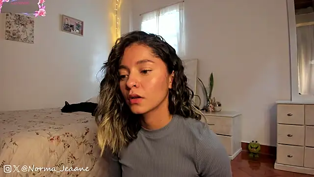 Norma-Jeaane online show from January 17, 2025, 7:49 pm