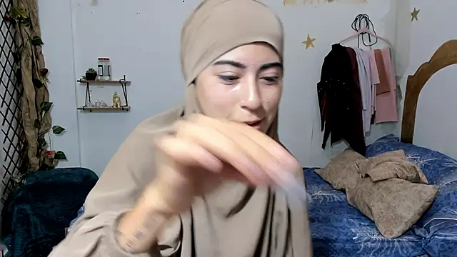 chaymae nah  online show from September 23, 2025, 10:50 pm