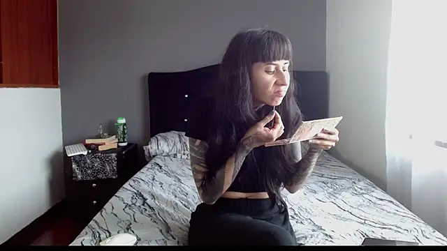 Emilia 1995 online show from December 3, 2025, 7:13 pm