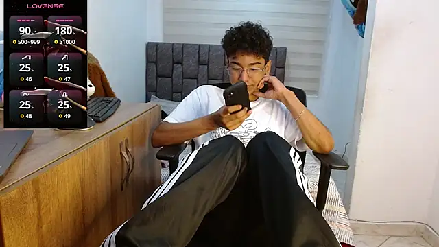 harrytwink18 online show from September 10, 2025, 2:49 pm