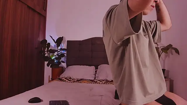 Snapshot of 2gays_1Str8 chatting on March 10, 2026, 1:31 am 2gays 1Str8 online show from March 10, 2026, 1:31 am