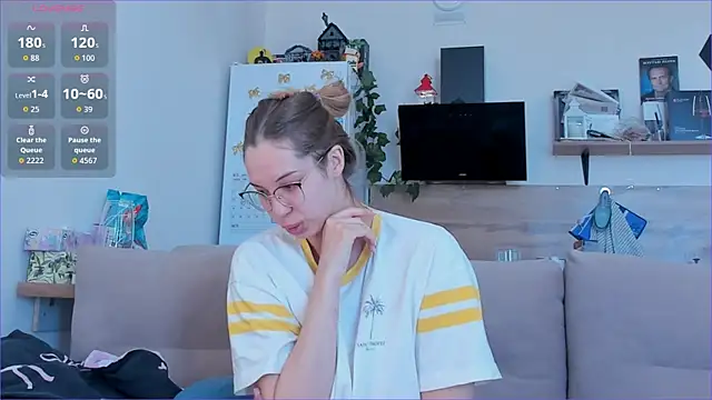 Girl alone home online show from April 23, 2026, 3:35 am