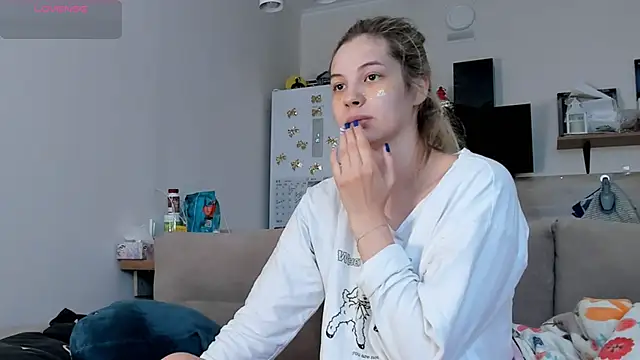 Girl alone home online show from June 11, 2026, 3:36 am