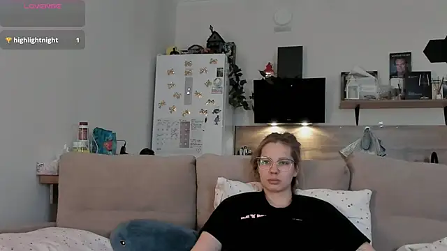 Girl alone home online show from June 5, 2026, 4:06 am