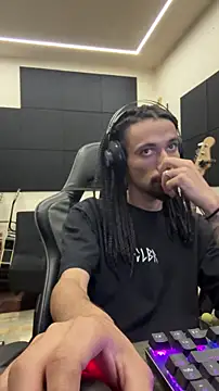 Snapshot of hotcamboy420 chatting on January 8, 2026, 2:28 am hotcamboy420 online show from January 8, 2026, 2:28 am