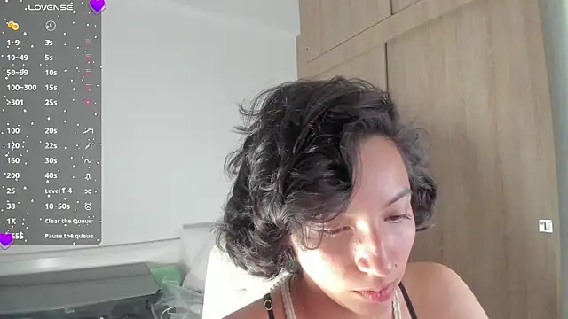 laura-hills18 online show from October 3, 2025, 2:26 am