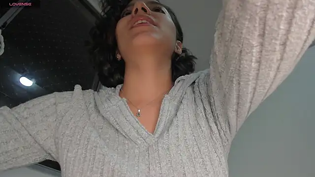 laura-hills18 online show from October 1, 2025, 12:16 am