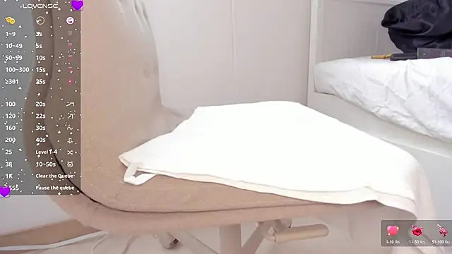 laura-hills18 online show from October 1, 2025, 12:20 pm