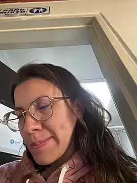 Snapshot of karlamorris_ chatting on August 4, 2026, 1:15 pm karlamorris online show from August 4, 2026, 1:15 pm
