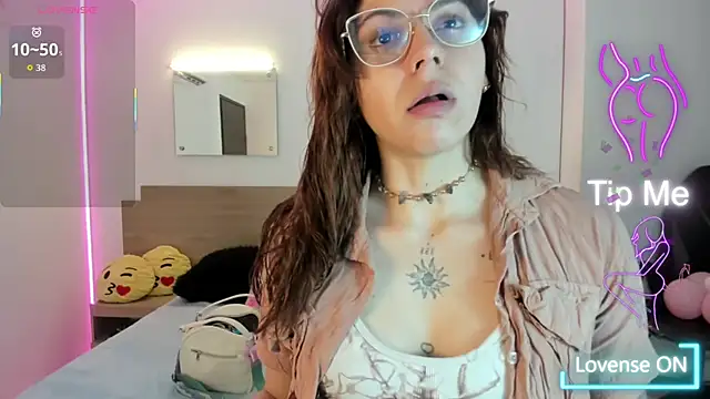 april dumont online show from September 15, 2025, 1:33 pm