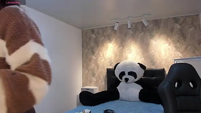 april dumont online show from September 30, 2025, 12:00 pm