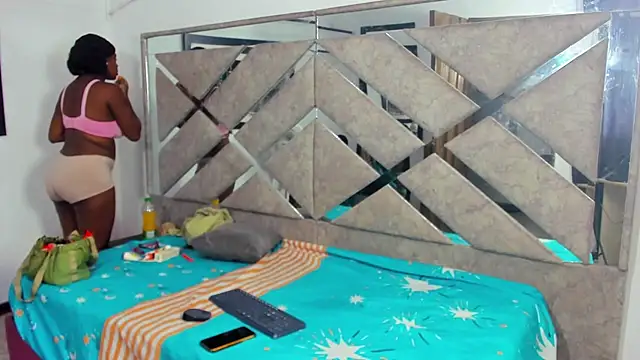 EvaxEmma online show from November 2, 2025, 1:05 pm