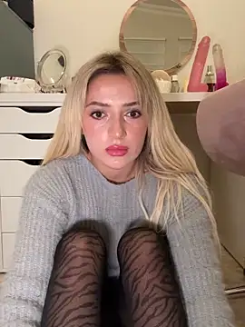 yaprakmericc online show from November 17, 2025, 9:08 pm