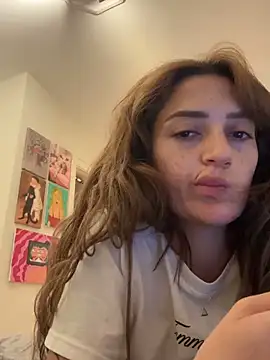 yaprakmericc online show from October 19, 2025, 9:06 pm