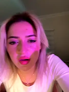 yaprakmericc online show from December 22, 2025, 9:15 pm