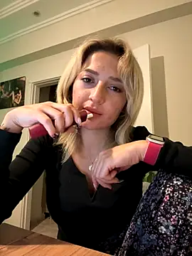 yaprakmericc online show from November 27, 2025, 8:31 pm