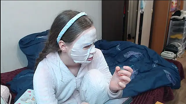 leila bambi  online show from March 14, 2025, 4:54 am