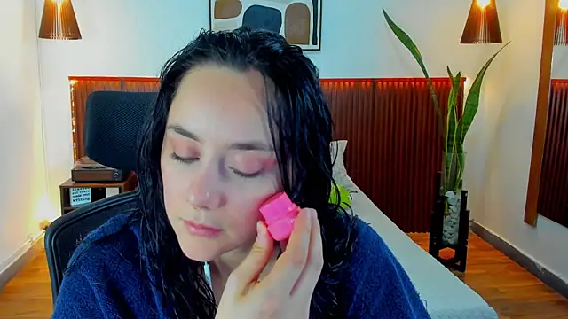 KatherineBond online show from October 9, 2025, 7:58 pm