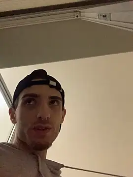 Snapshot of LaMaterialista chatting on October 21, 2025, 11:04 pm LaMaterialista online show from October 21, 2025, 11:04 pm