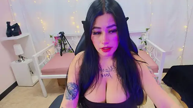 chica Hetfield online show from February 5, 2025, 5:20 pm