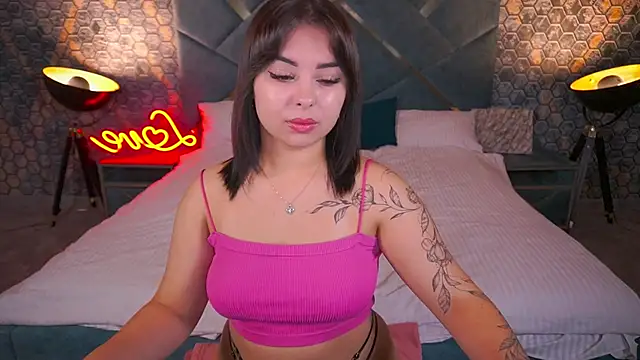 SusieWood online show from November 22, 2025, 8:51 pm