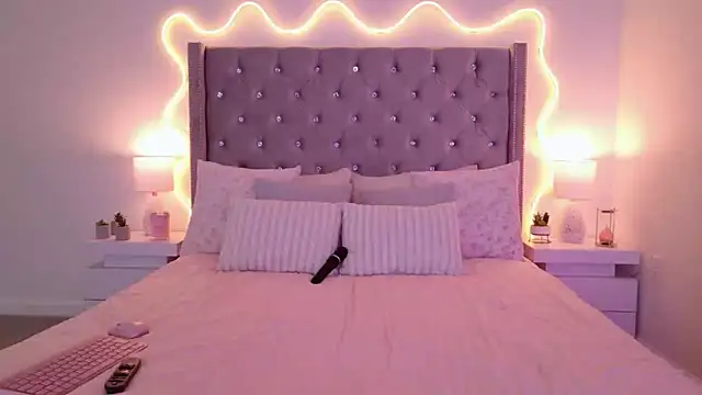 JuliaSUMMERS2022 online show from October 14, 2025, 7:47 pm