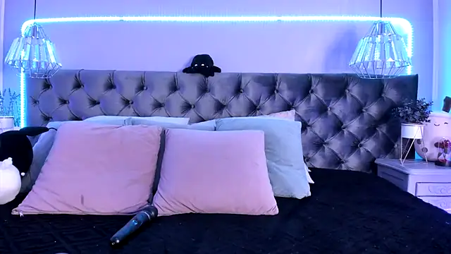 Naomii Soto online show from March 5, 2025, 8:10 pm