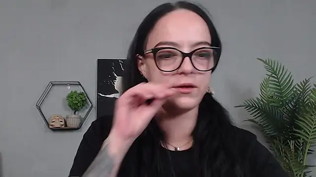 IzabelllNoir online show from April 29, 2026, 4:05 am